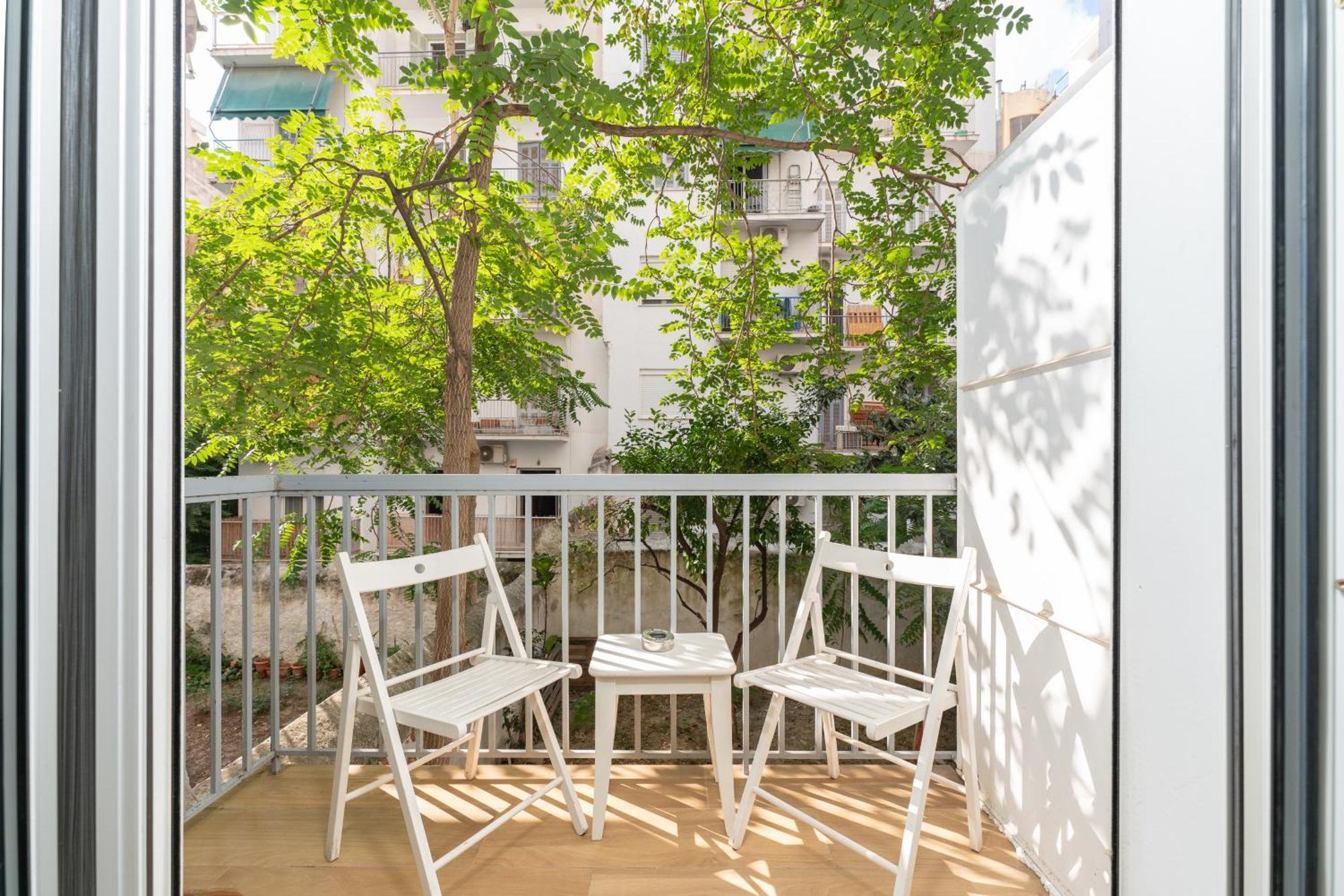 Charming Sunny In * Athens